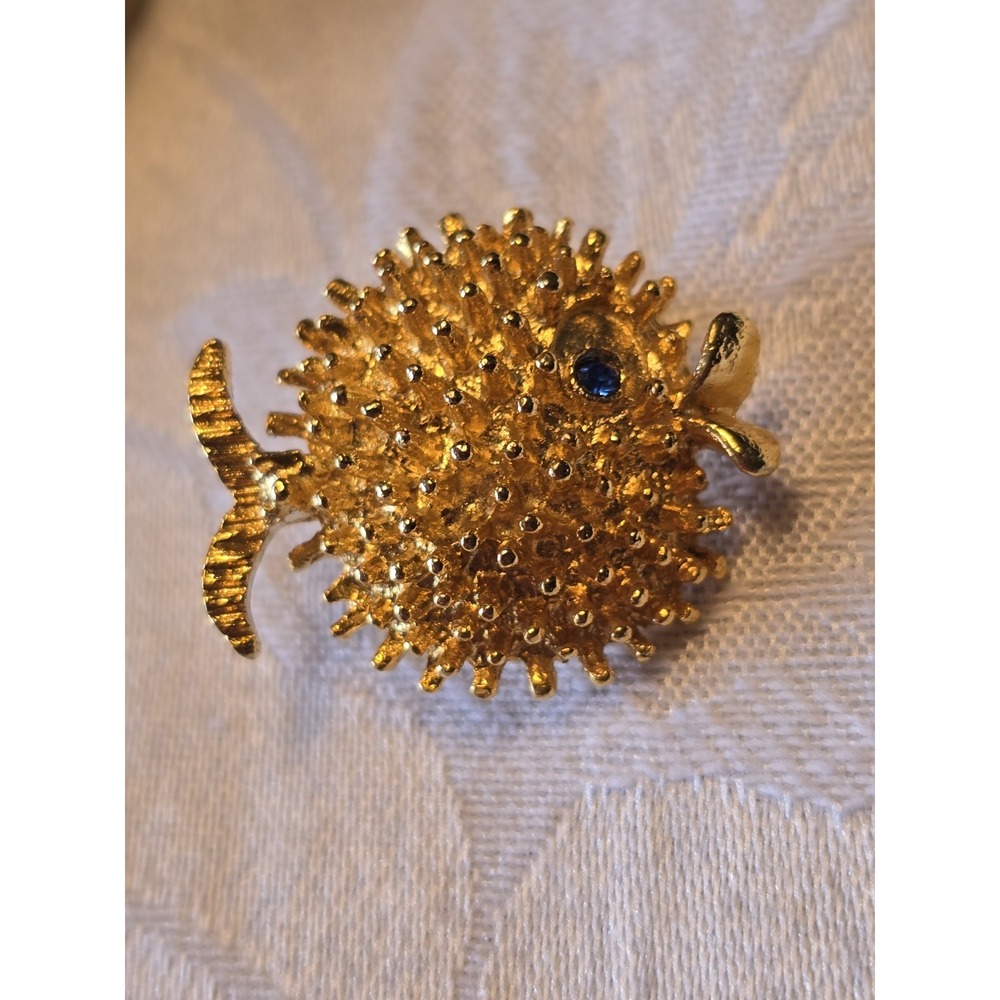 Vintage French Designer Brooch, Gilt metal - Fish with a rhinestone eye - 2.5cm